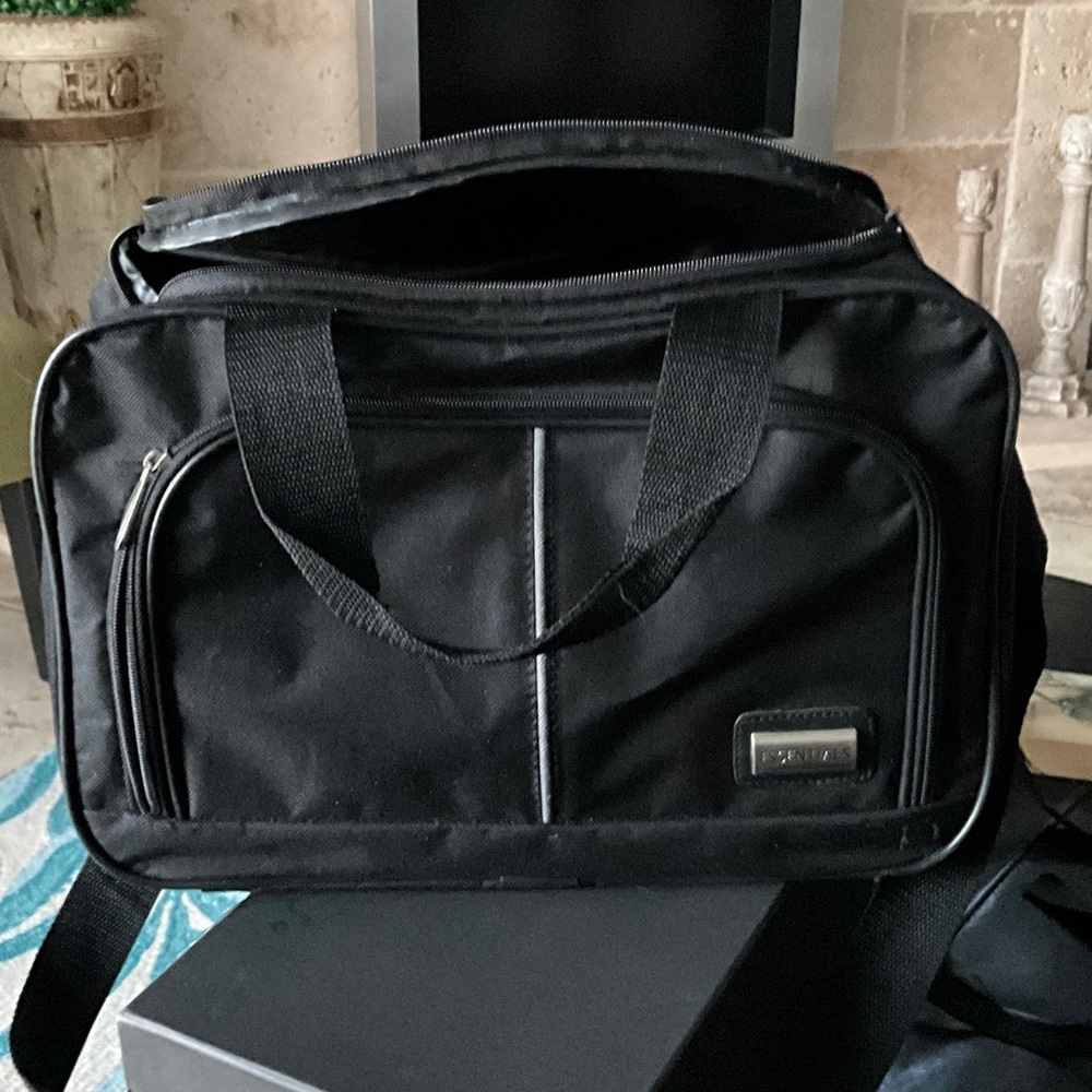 ESSENTIALS TRAVEL BAG